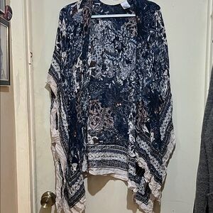 Time and Tru Navy and White Patterned Kimono